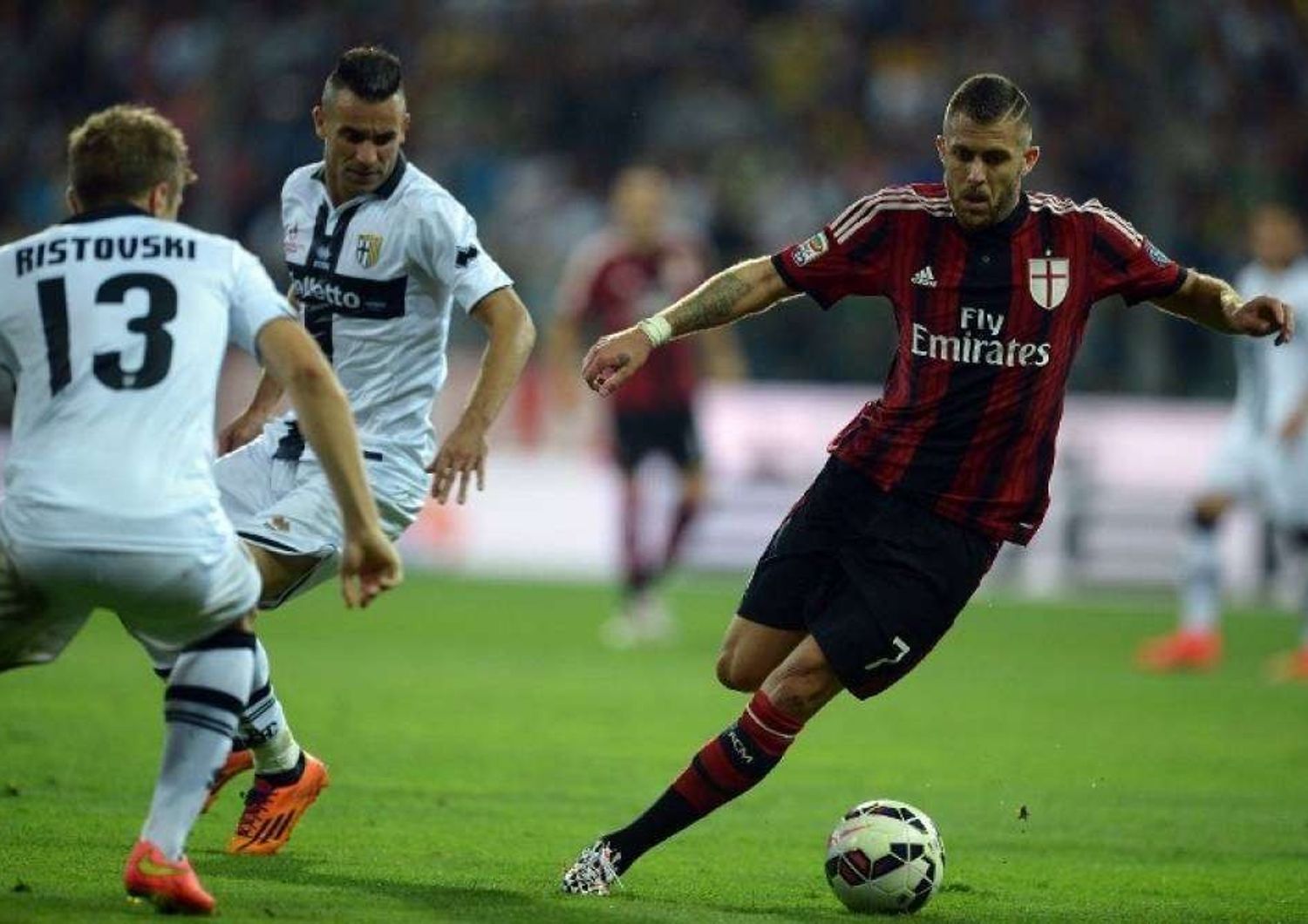 Milan vince 5-4 a Parma ed e' in testa con Roma e Juve