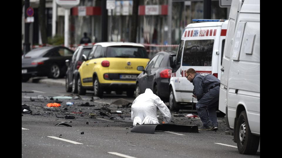 Bomba esplode su un'auto, paura a Berlino (Afp)&nbsp;