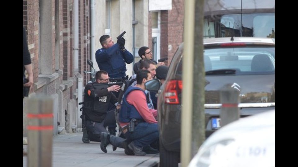 &nbsp;Sparatoria a Bruxelles durante perquisizioni su strage Parigi (foto Afp)