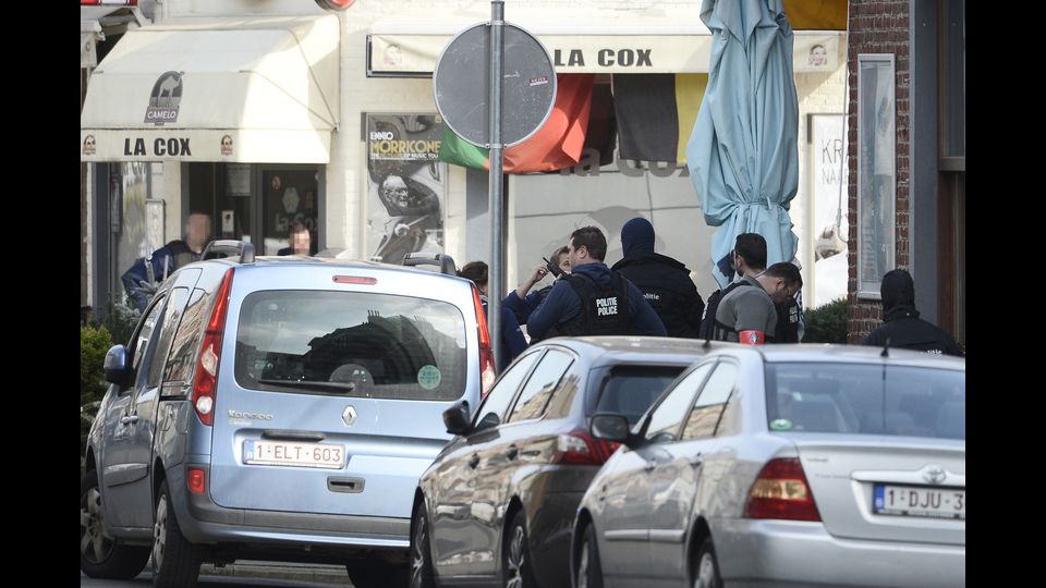 Sparatoria a Bruxelles durante perquisizioni su strage Parigi&nbsp;(foto Afp)