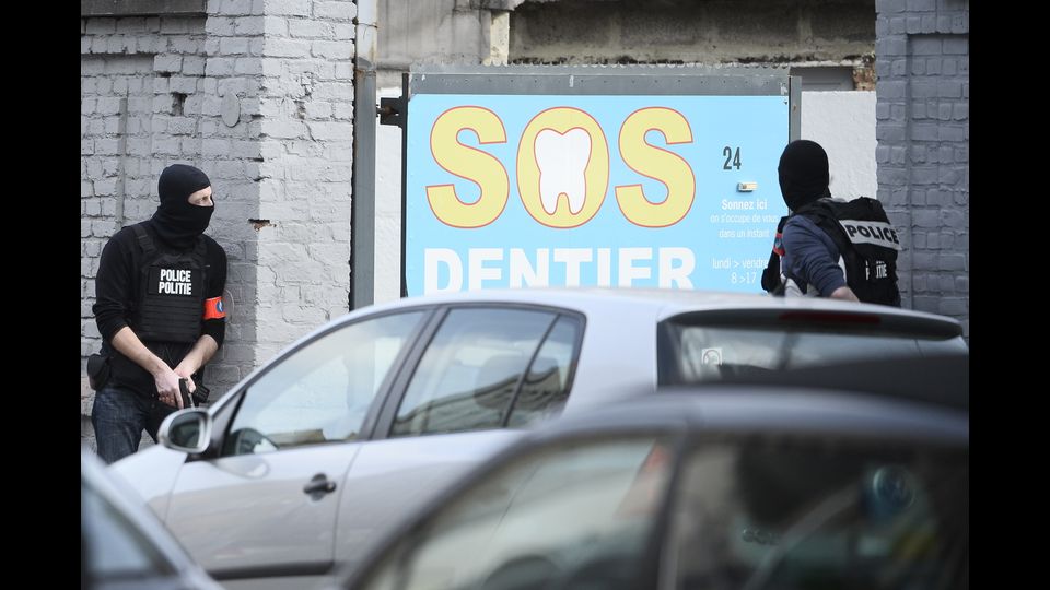 Sparatoria a Bruxelles durante perquisizioni su strage Parigi (foto Afp)
