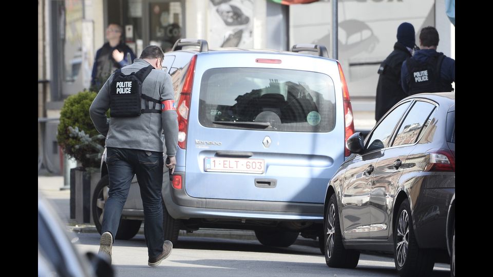 Sparatoria a Bruxelles durante perquisizioni su strage Parigi&nbsp;(foto Afp)