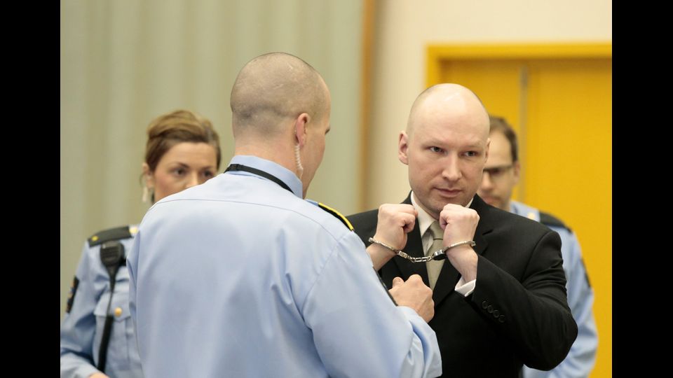 Breivik&nbsp; al suo arrivo in tribunale&nbsp;(Afp)
