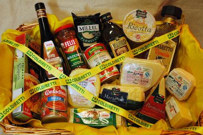 La polenta diventa &quot;palenta&quot; in Montenegro, il Barbera e' un comune vino bianco sugli scaffali di un supermercato rumeno, il gorgonzola e' chiamato &quot;cambozola&quot;, il pecorino cinese e' fatto col latte di mucca mentre la mortadella Bologna in vendita negli Stati Uniti si ottiene da carne di tacchino. Sono questi alcuni degli esempi dei prodotti alimentari tipici italiani taroccati scovati dalla Coldiretti nei diversi continenti. Una vera carrellata di orrori che raccoglie numerosissimi falsi alimenti di autore, dai formaggi ai salumi, dall'olio di oliva ai condimenti, dalla pasta ai vini. Ed ecco che accanto al Chianti californiano e alla Fontina svedese si trova la mozzarella del Wisconsin e inquietanti imitazioni di soppressata calabrese, salame toscano e asiago &quot;spacciati&quot; come italiane. &nbsp;