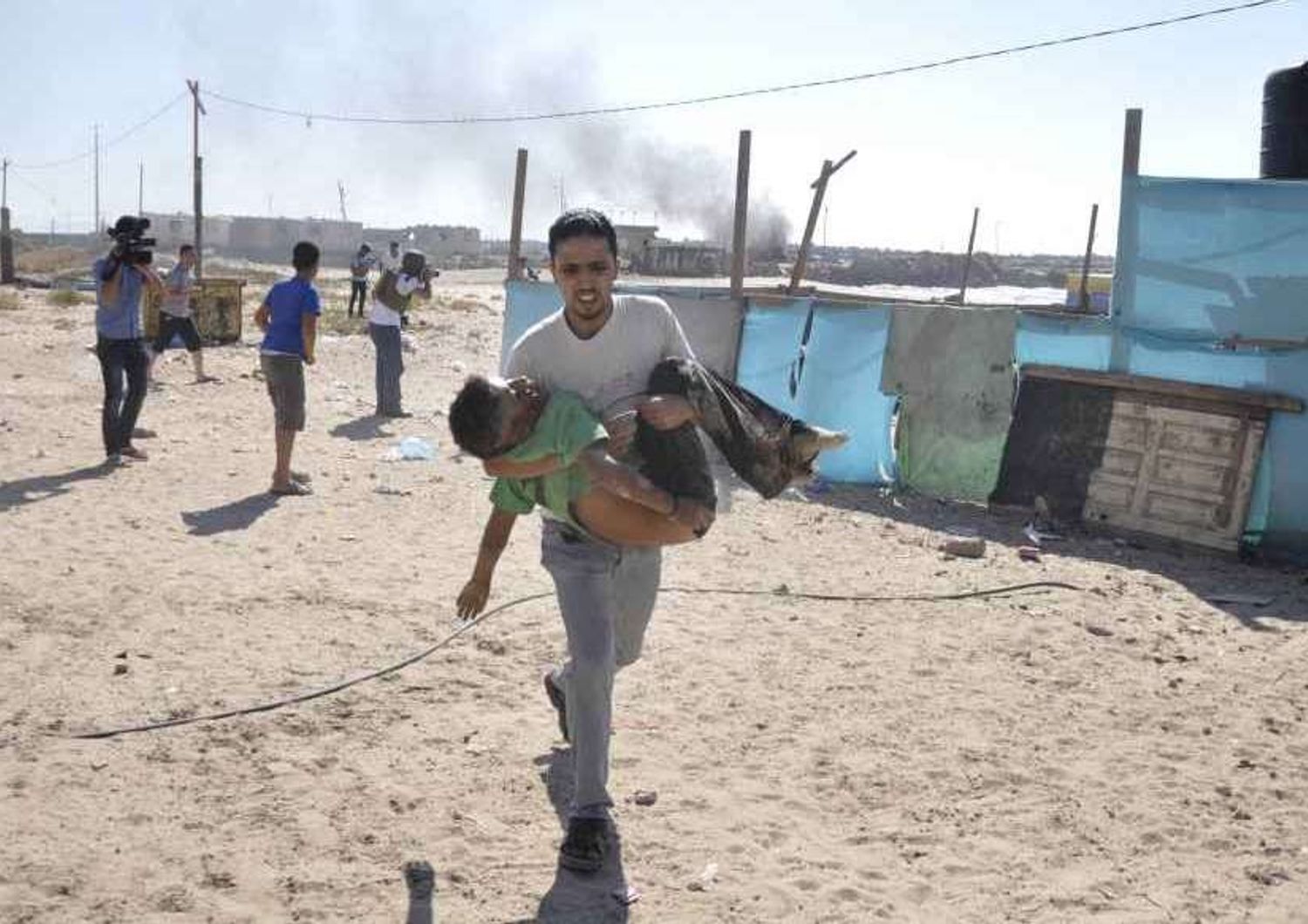Inferno Gaza: 4 bambini uccisi in spiaggia, 216 palestinesi morti