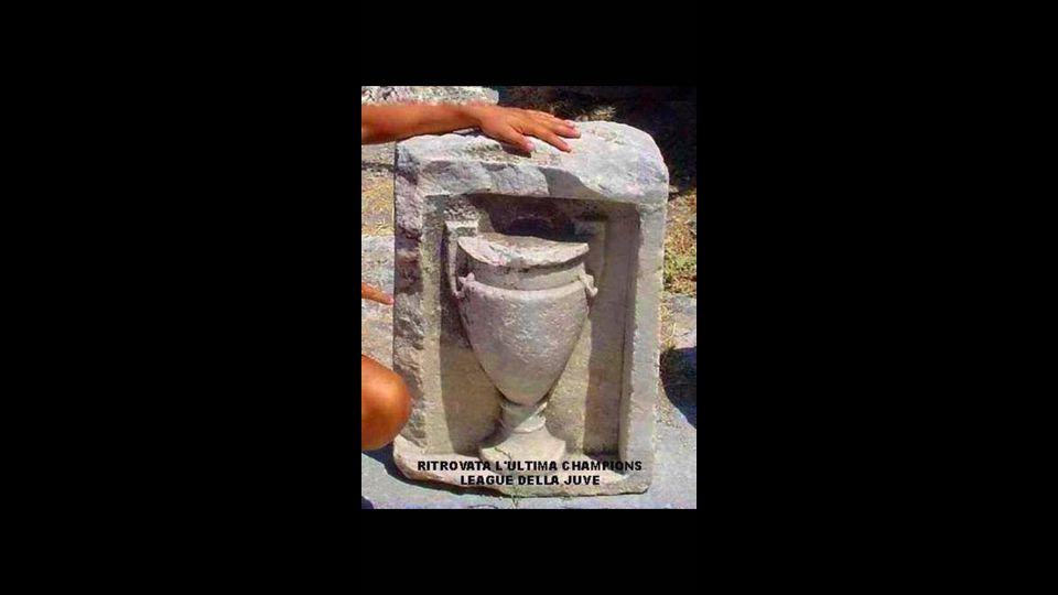 La sconfitta di ieri della Juventus all'Allianz Arena ha scatenato gli sberleffi verso i tifosi bianconeri e innescato le repliche. 'Coinvolto' suo malgrado anche Giovanni Trapattoni, mitico allenatore dei bianconeri ma anche il tecnico che ha creato il nuovo Bayern Monaco. Ecco una selezione di immagini pubblicate sui sociale network