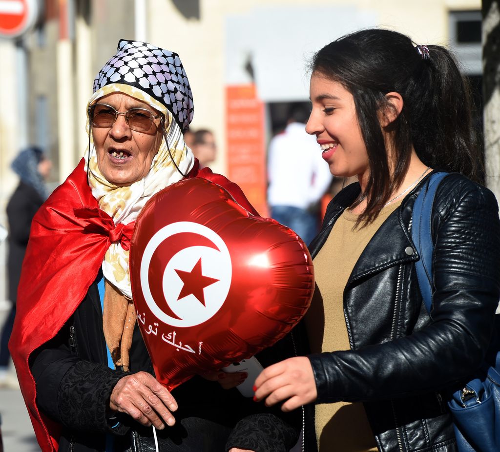 Tunisia, due donne durante la manifestazione per l'anniversario dei Gelsomini