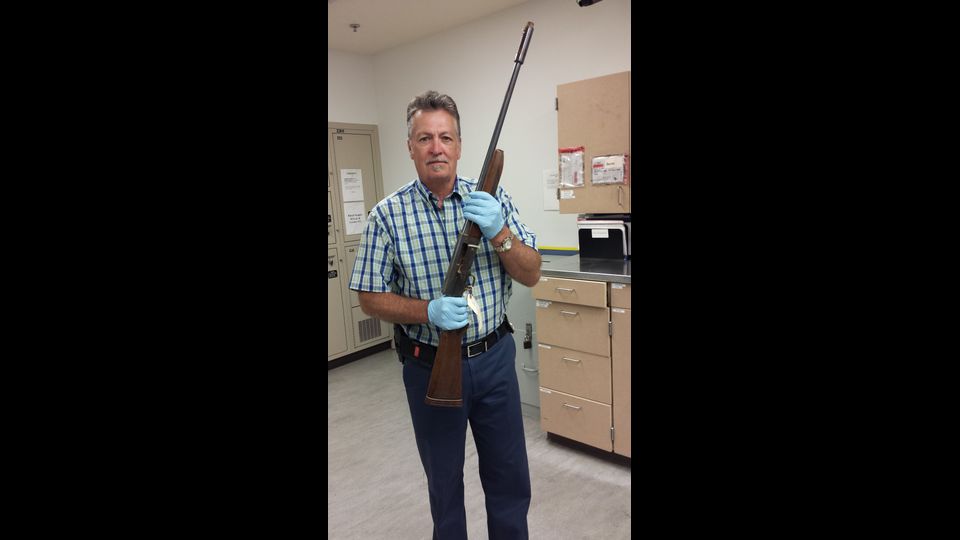 Il detective della sezione Cold case, Mike Ciesynski, impugna il fucile a punta con cui il leader del Nirvana si tose la vita