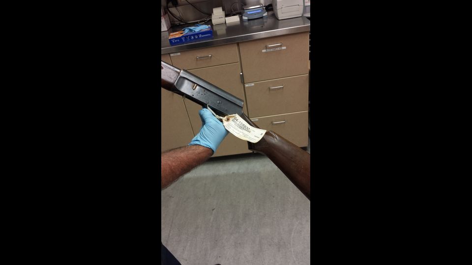 Il detective della sezione Cold case, Mike Ciesynski, impugna il fucile a punta con cui il leader del Nirvana si tose la vita