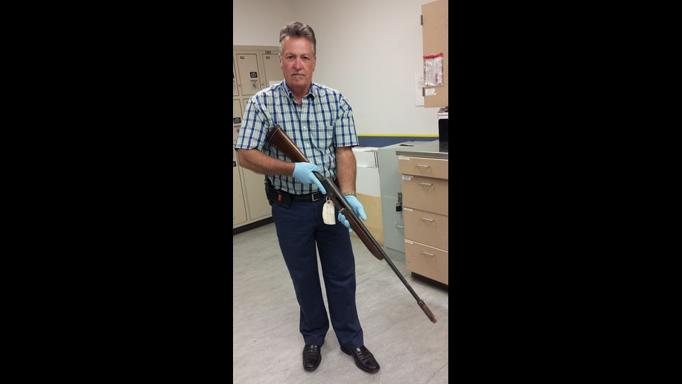 Il detective della sezione Cold case, Mike Ciesynski, impugna il fucile a punta con cui il leader del Nirvana si tose la vita