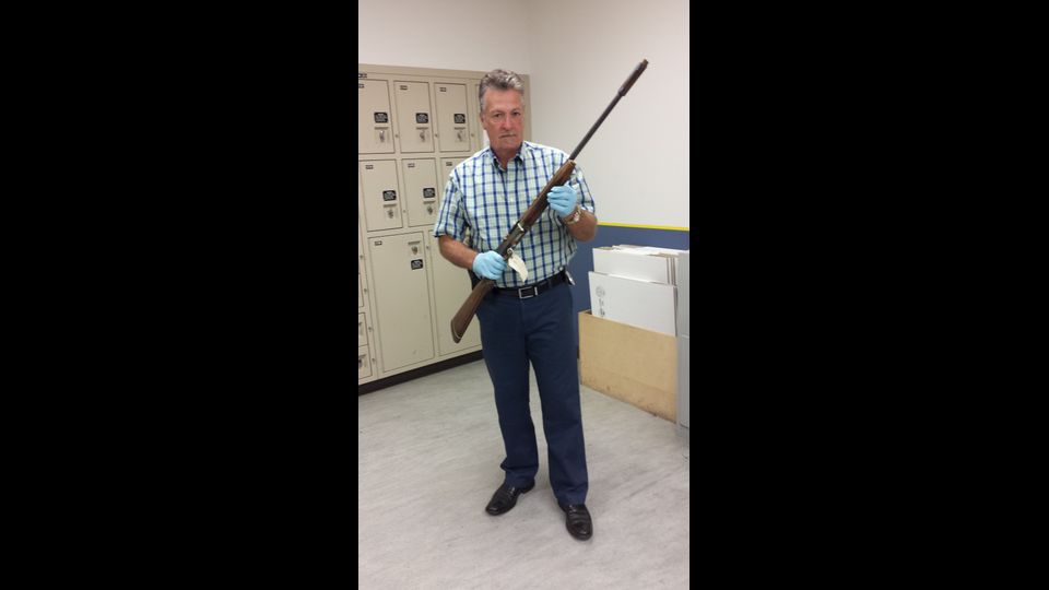 Il detective della sezione Cold case, Mike Ciesynski, impugna il fucile a punta con cui il leader del Nirvana si tose la vita