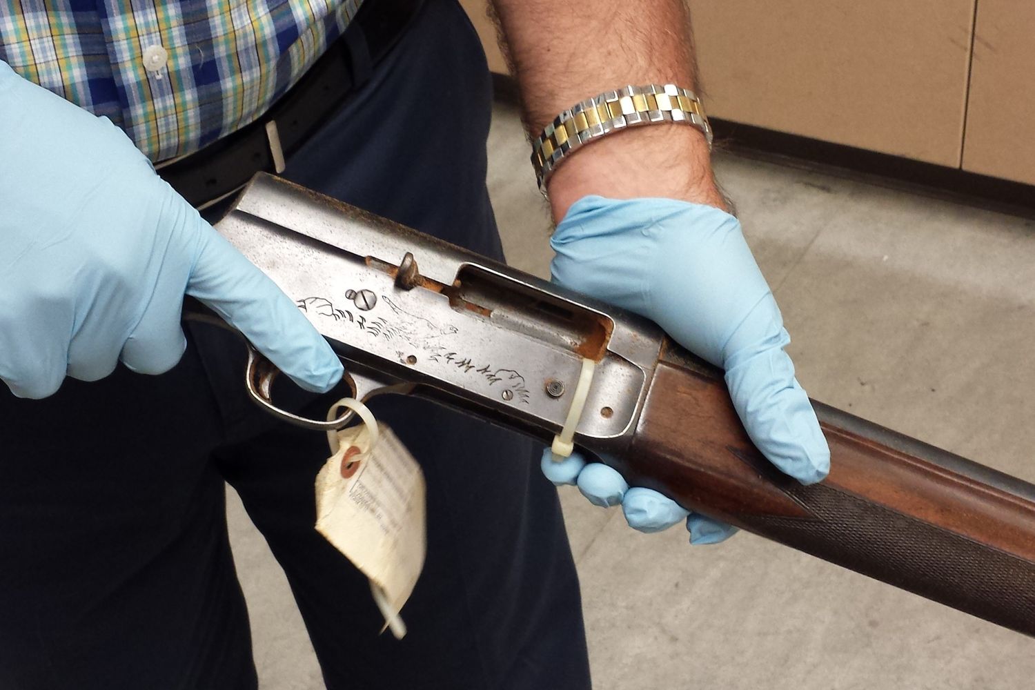 Il detective della sezione Cold case, Mike Ciesynski, impugna il fucile a punta con cui il leader del Nirvana si tose la vita