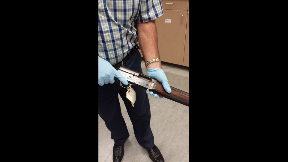 Il detective della sezione Cold case, Mike Ciesynski, impugna il fucile a punta con cui il leader del Nirvana si tose la vita