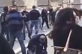 Tifosi Praga urinano su clochard a Roma, passanti fanno video