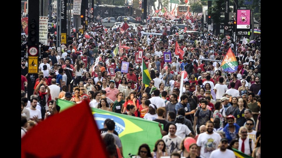 I cortei pro Rousseff, in Brasile Lula arringa la folla (foto Afp)&nbsp;
