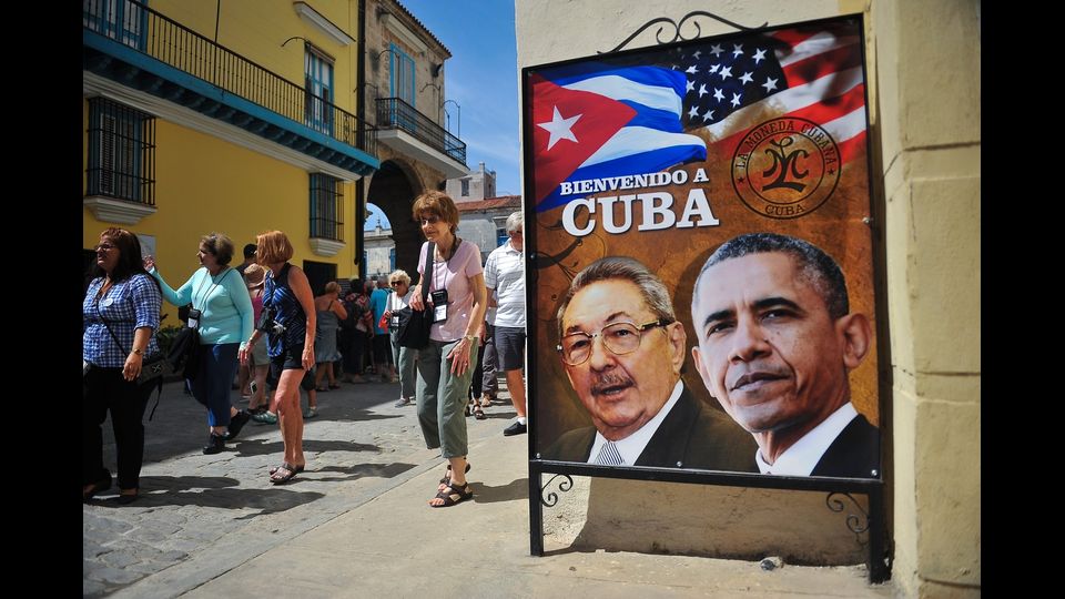 Il poster appeso davanti al ristorante 'La Moneda Cubana' all'Avana &nbsp;(foto Afp)