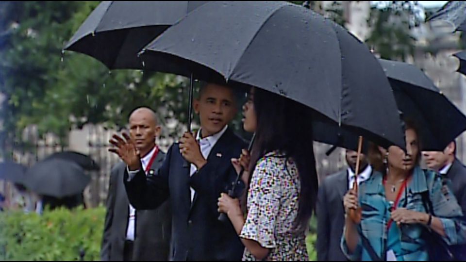 &nbsp;Obama e la la figlia Malia, riparandosi dalla pioggia, passeggiano per il quartiere vecchio della citt&agrave; (foto Afp)