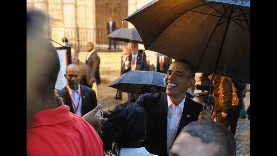 &nbsp;Obama esce dalla &nbsp;Cattedrale di Los Angeles, sorridendo e salutando i residenti ed i turisti (foto Afp)