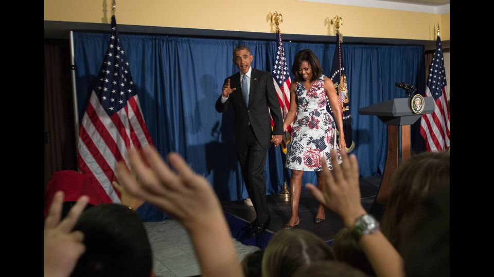 &nbsp;La calorosa accoglienza per la coppia presidenziale al loro arrivo all'Ambasciata Usa&nbsp;(foto Afp)