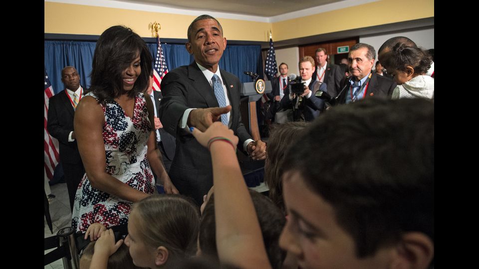 &nbsp;Obama e Michelle incontrano i figli del personale dell' Ambasciata Usa a Cuba (foto Afp)