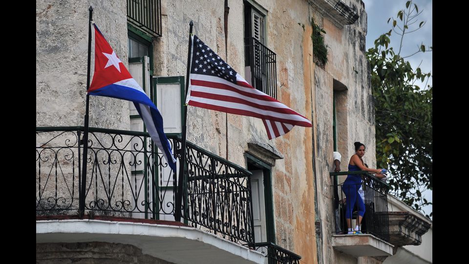 &nbsp;Le bandiere delle due nazioni sventolano sui balconi &nbsp;in segno di benvenuto al presidente degli Stati Uniti (foto Afp)