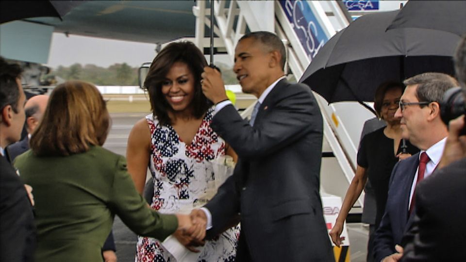 &nbsp;La coppia presidenziale saluta la delegazione che l'ha accolta all'aeroporto (foto Afp)