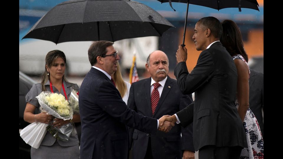 &nbsp;La stretta di mano tra il presidente degli Stati Uniti e il ministro degli Esteri cubano Bruno Rodriguez (foto Afp)