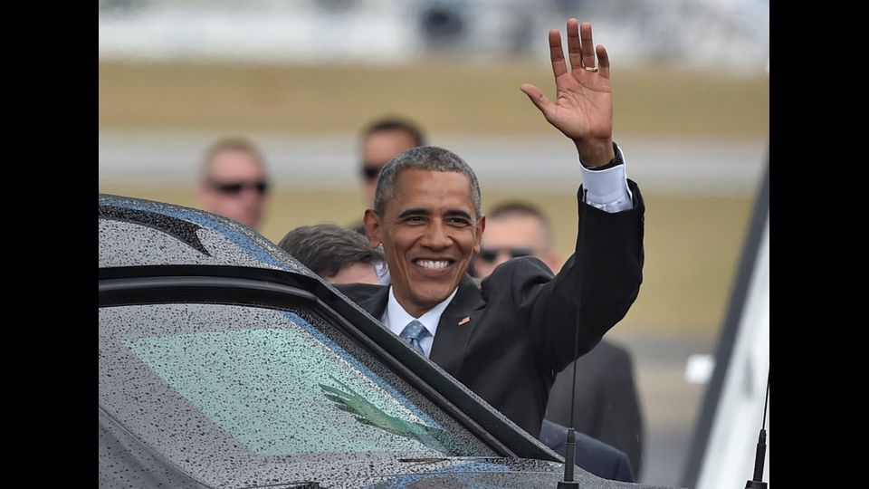 &nbsp;Obama salendo in auto, saluta i presenti e si dirige verso l'Havana (foto Afp)
