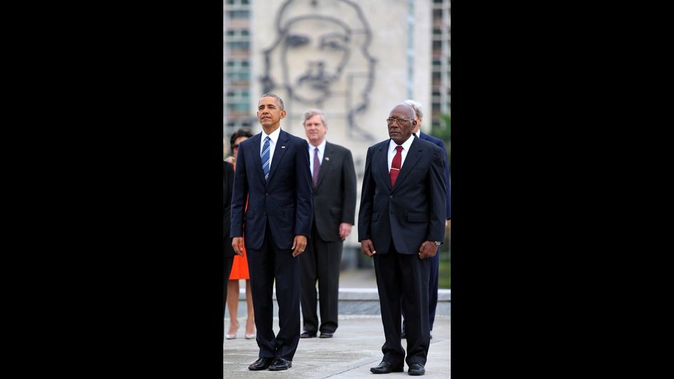 &nbsp;Obama posa per i fotografi, sullo sfondo l'immagine di Che Guevara (foto Afp)