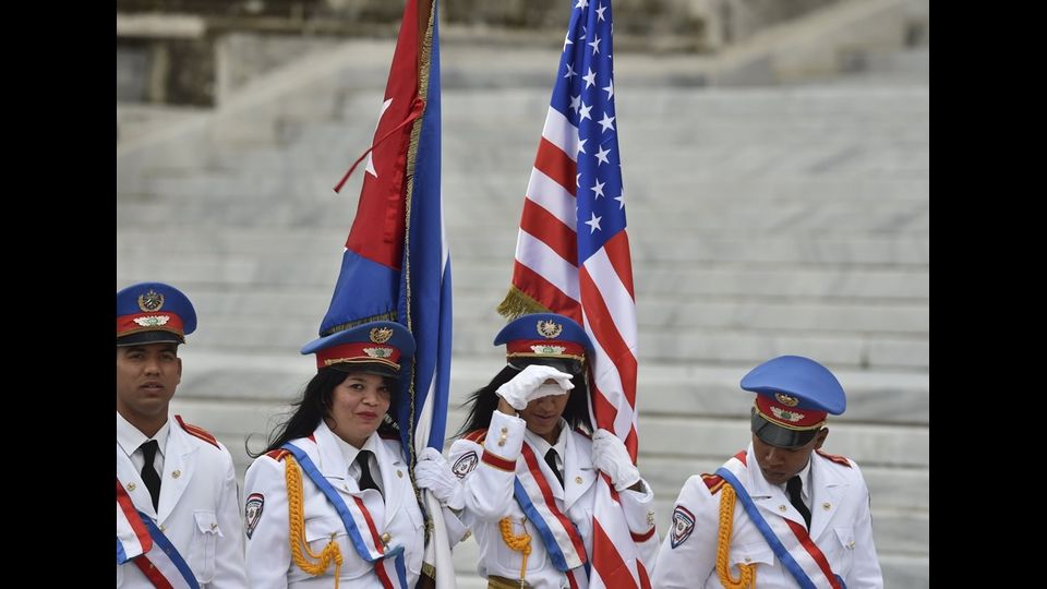 &nbsp;Cadetti cubani con le bandiere nazionali durante la cerimonia di benvenuto per il presidente Usa (foto Afp)