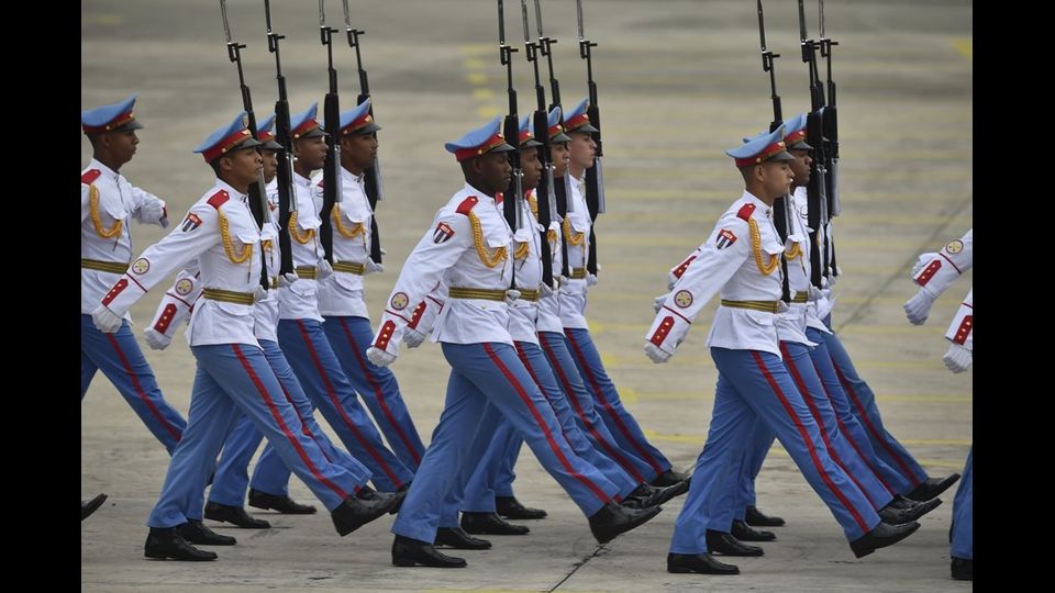 La marcia dei cadetti durante la cerimonia di benvenuto per il presidente Obama&nbsp;(foto Afp)