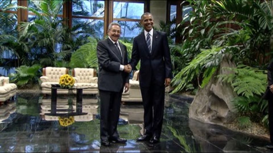 &nbsp;La stretta di mano tra i due presidenti a Palazzo della Rivoluzione (foto Afp)