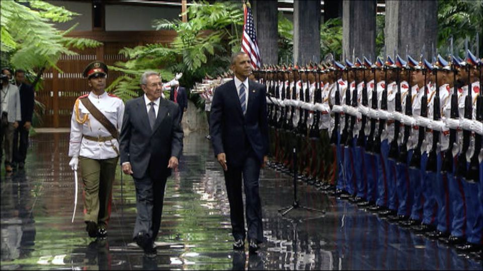&nbsp;Barack Obama e Raul Castro sfilano davanti all'esercito (foto Afp)