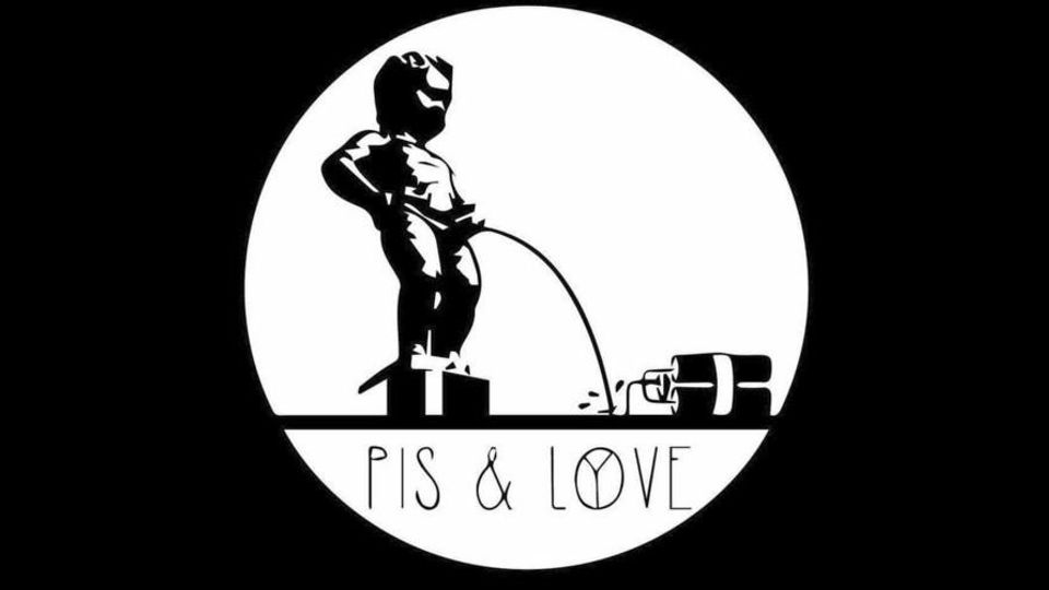 &nbsp; Bruxelles, la solidariet&agrave; corre su Twitter. Il Manneken Pis urina sui simboli del terrorismo&nbsp;(foto da Twitter)