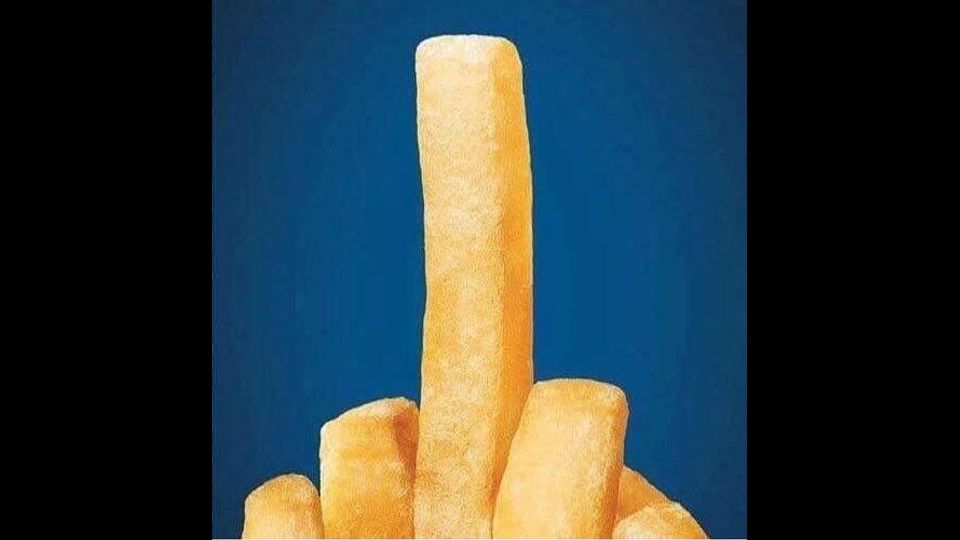 &nbsp;&nbsp;Bruxelles, la solidariet&agrave; corre su Twitter. Gestaccio con le frites all'Isis (foto da Twitter)