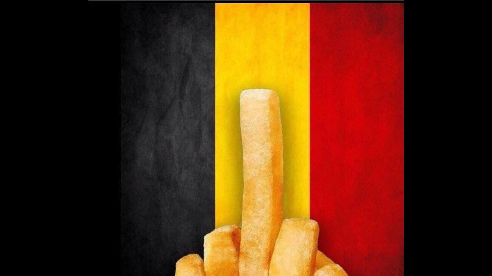 &nbsp; &nbsp;Bruxelles, la solidariet&agrave; corre su Twitter. Gestaccio con le frites all'Isis&nbsp;(foto da Twitter)