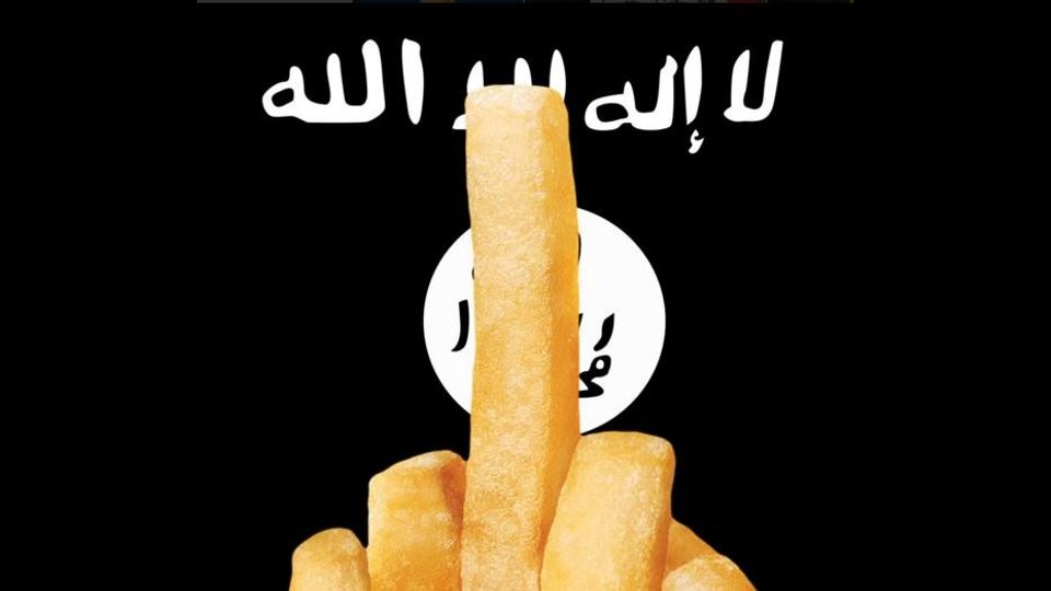 &nbsp; &nbsp;Bruxelles, la solidariet&agrave; corre su Twitter. Gestaccio con le frites all'Isis&nbsp;(foto da Twitter)