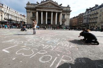 &nbsp;Attentati Bruxelles scritte con gessetti (Afp)&nbsp;