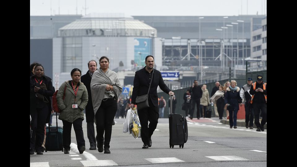 &nbsp;Lo choc delle persone dopo le esplosioni in aeroporto (Afp)