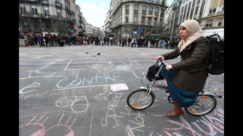 Davanti alla Borsa a Bruxelles le scritte di solidarieta' col gesso in francese, olandese e arabo (Afp)