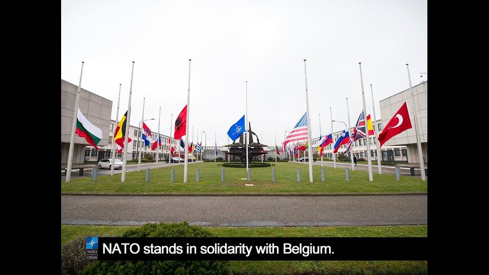 &nbsp;Bandiere a mezz'asta nella sede Nato di Bruxelles
