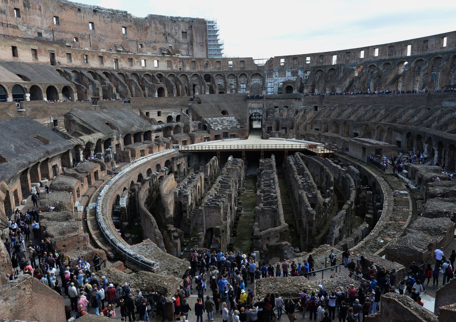 turisti in visita al Colosseo