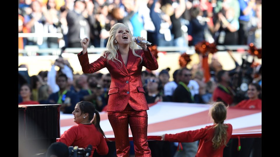 febbraio 2016 - Lady Gaga esegue l'inno nazionale americano prima dell'inizio del Super Bowl in California (Afp)&nbsp;
