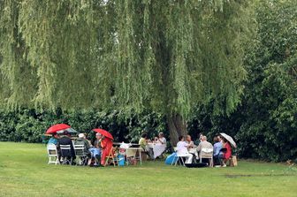 pic nic sotto la pioggia pasquetta gita fuori porta (Afp)