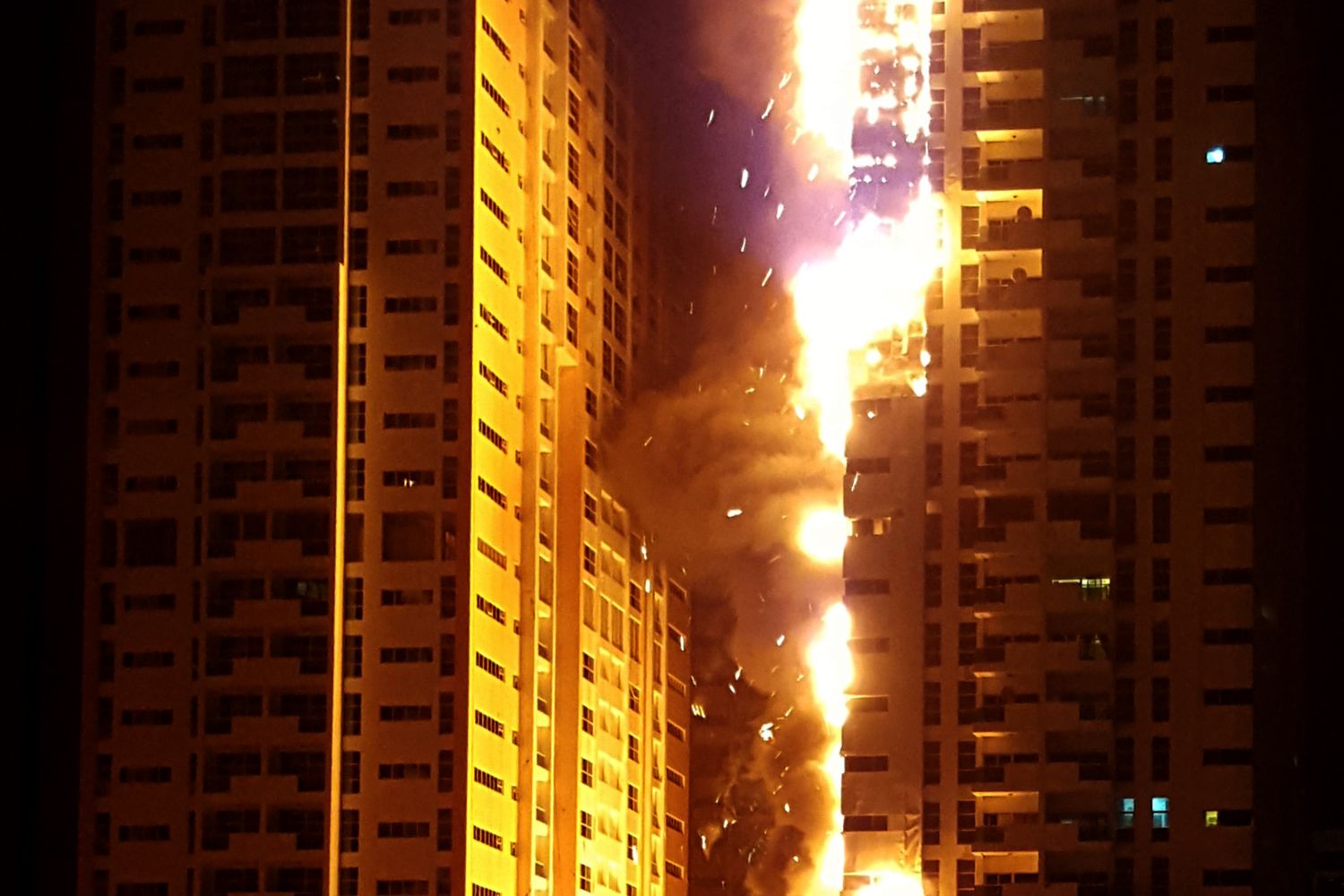 incendio grattacielo Ajman Emirati Arabi (afp)&nbsp;
