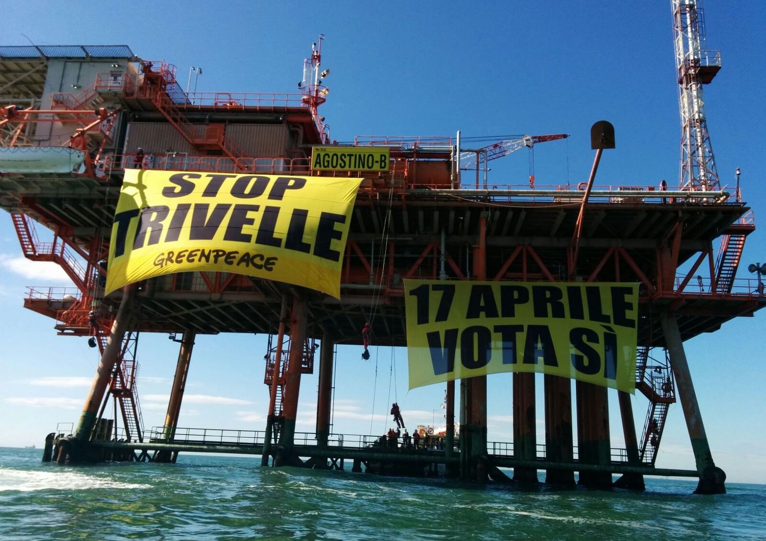 &nbsp;Greenpeace attacco piattaforma Agostino B contro trivelle - sito