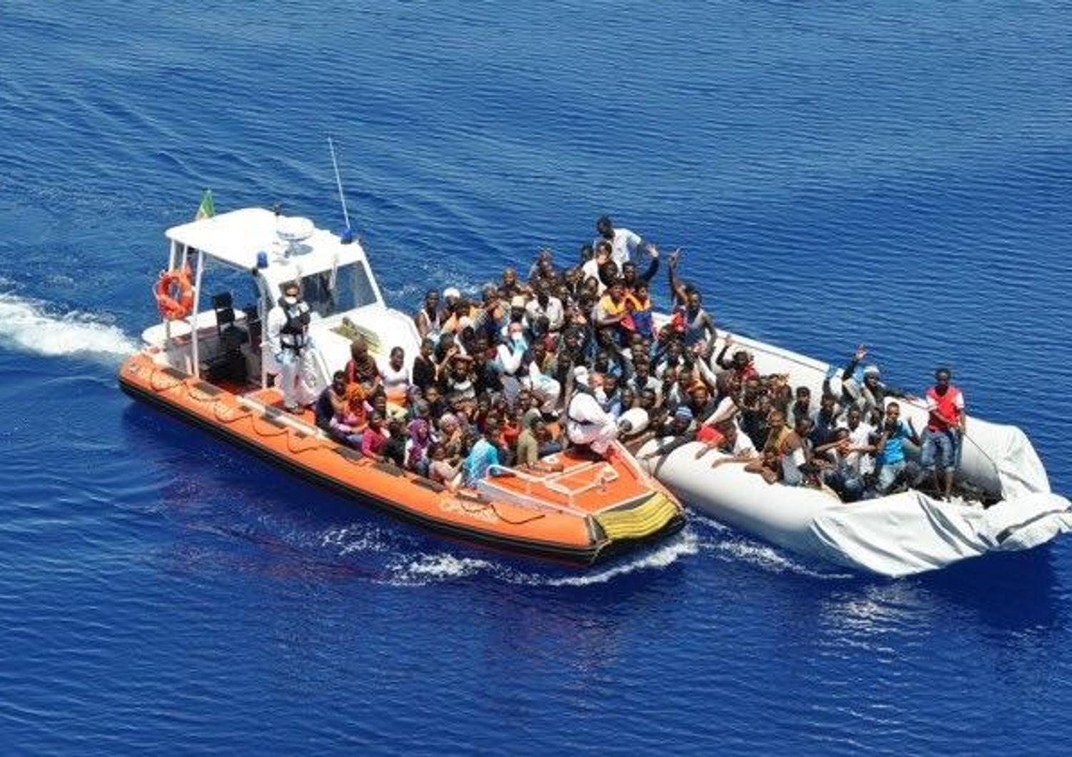 &nbsp;Guardia Costiera migranti barcone - twitter - foto d'archivio