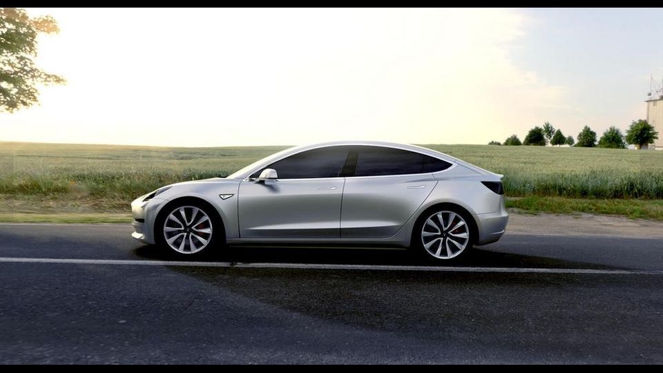 &nbsp; Tesla lancia nuova auto elettrica low cost, &egrave; boom di ordini