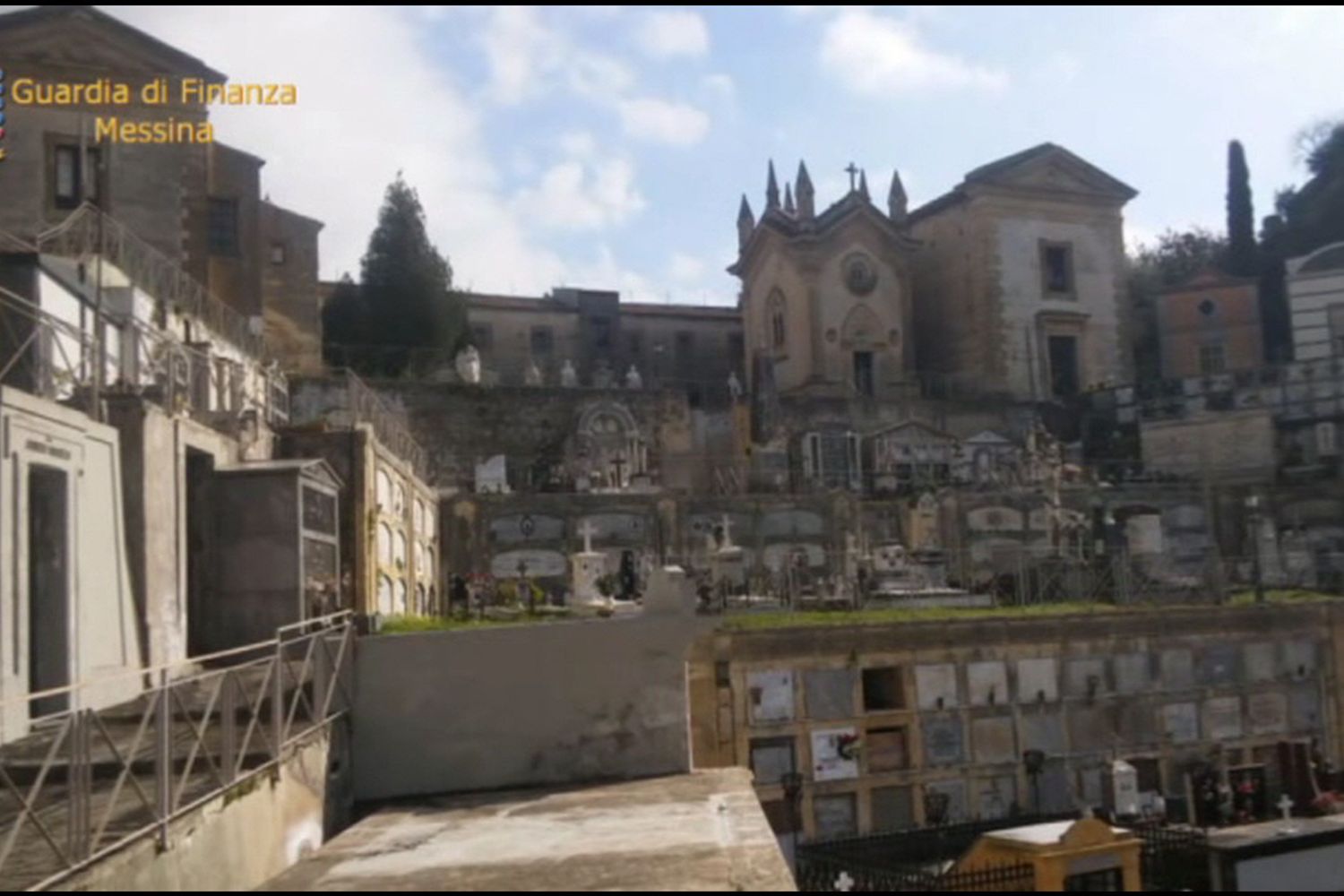 Corruzione custode cimitero