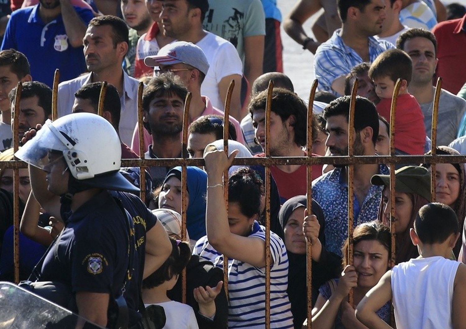 Migranti: tensioni a Lampedusa nel giorno dell'anniversario della strage del 2013